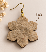 Cargar imagen en el visor de la galería, Back view of floral wooden earring showing the real textured felt backing and bronze-tone hook