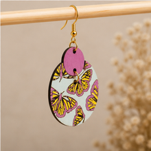 Cargar imagen en el visor de la galería, Side detail of Boho Chic Butterfly wooden earrings showing the 2.5 mm wood thickness and gold-tone hook.
