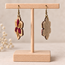 Cargar imagen en el visor de la galería, Side view of hand-embroidered wooden earrings showing 2.5 mm wood thickness and felt backing
