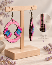 Cargar imagen en el visor de la galería, Side view of Mariposa Serena layered wooden earrings showing the 2 mm American linden base and raised butterfly construction
